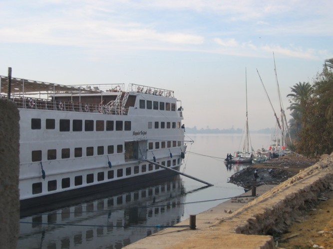Bateaux de croisire contre felouques