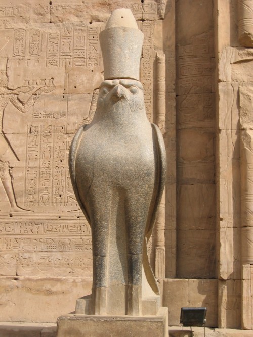 Statue d'Horus au temple d'Edfou