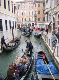 Embouteillage de gondoles pour touristes  Venise
