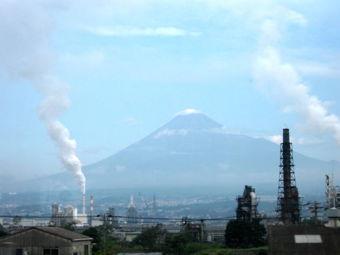 Vue sur le Mont Fuji depuis le shinkansen Tokyo - Osaka