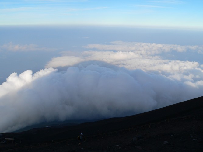 Ombre du mont Fuji sur la mer de nuage en contre-bas