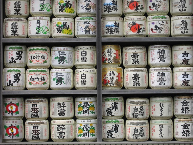 Barriques de sak d'un temple shinto