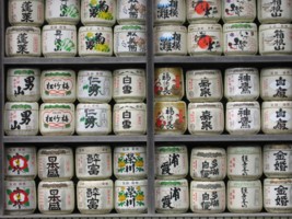 Barriques de sak d'un temple shinto