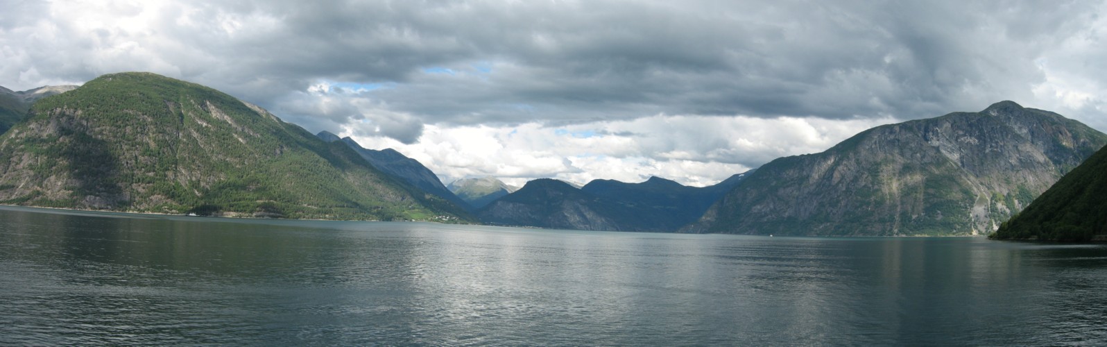 Traverse en ferry du Sunnylvsfjord