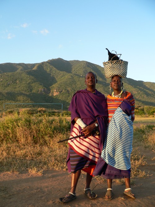 Saitoti et linstitutrice du village